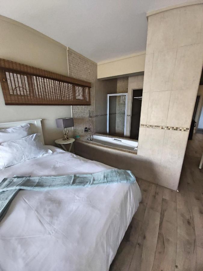Whale Rock, Modern Beachfront Apartment Margate Eksteriør bilde